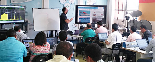 Imagen del curso del SENA en Colombia, a 22 de junio de 2015. Colabora José Lago, de la división de diseño de moduladores digitales de PROMAX Electronica. 